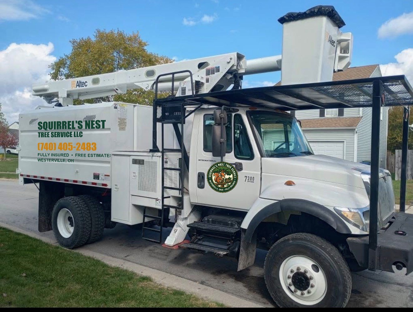 Squirrel's Nest Tree Service bucket truck